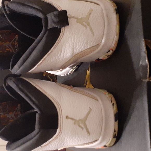 Size 2Y, Retro Jordans - Picture 5 of 5